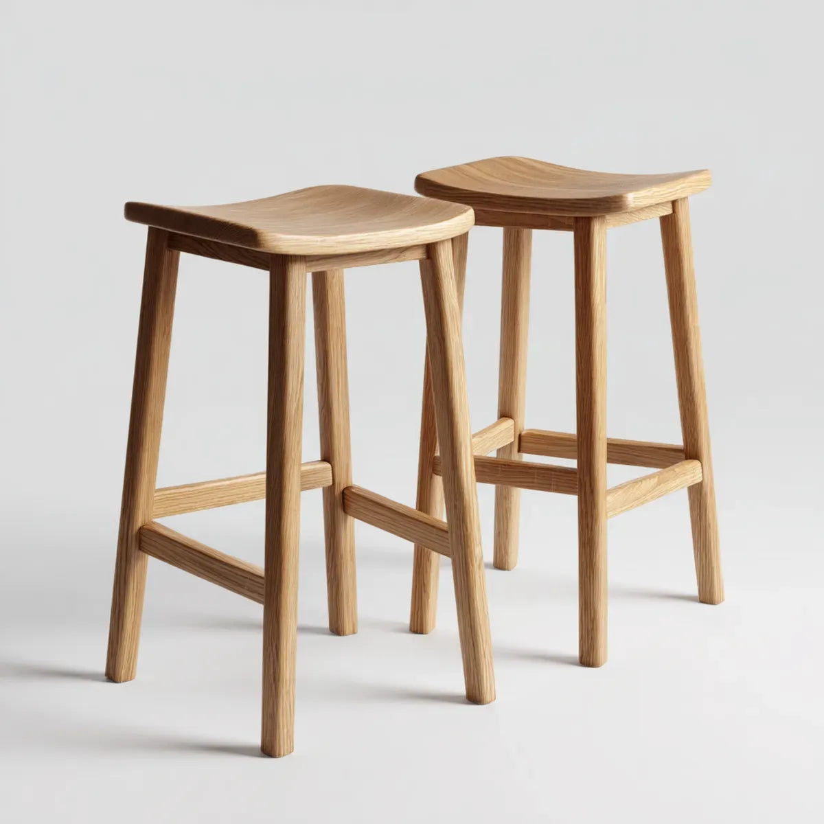Lot de 2 tabourets de bar en chêne massif naturel à assise incurvée 42 x 35 x 85 cm