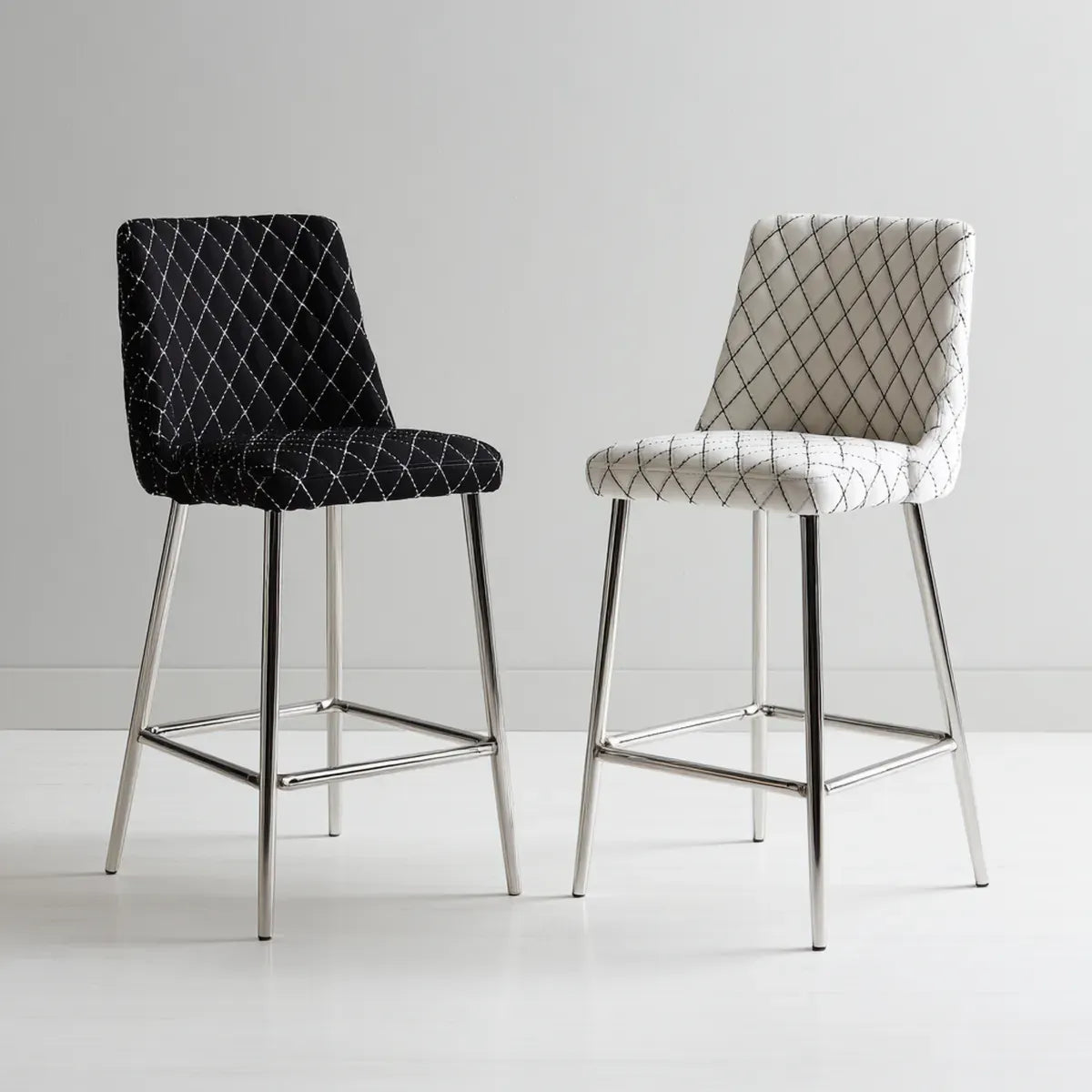 Tabouret de bar noir ou blanc en similicuir PU matelassé avec piètement en acier chromé 45 x 50 x 98 cm